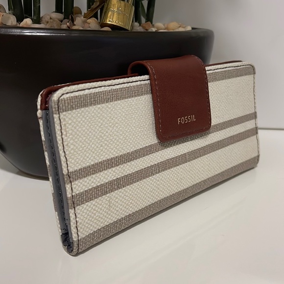 FOSSIL Women's  Clutch Wallet - Picture 3 of 8